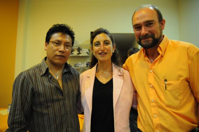 Luis de Alfonso posa con una pareja de amigos